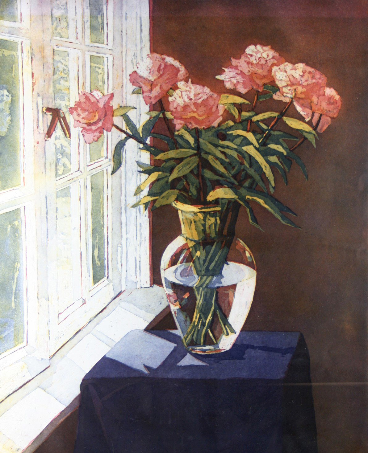 Pioenrozen voor het raam